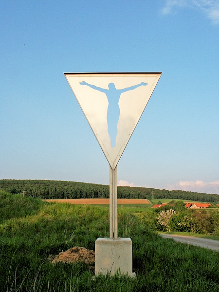 Gerd Winner: „Wegekreuz“, 2005, Chromnickelstahl, Höhe 300 cm (Wegekreuzung nördlich von Gehrenrode)