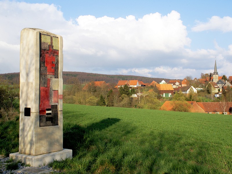 Ludmila Ostrogorska: „Geheimnisturm“, 2000, Kalksandstein, Höhe 310 cm (Lamspringe)