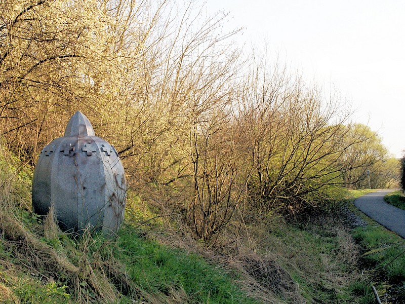 Peter Schmitz: „Mitra“, 2000, Metall (Lamspringe)